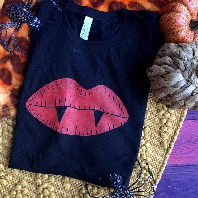 Online Exclusive | Vampire Lips Short Sleeve Graphic Tee in Black